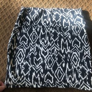 Black pattered pencil skirt